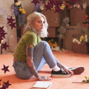 Julia-Michaels-Apple